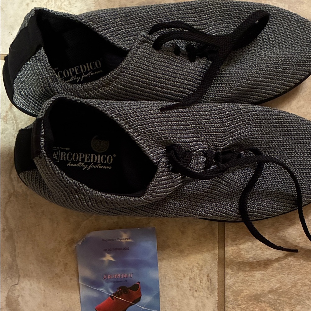 Arcopedico Men's Black and Gray Sneakers NWT